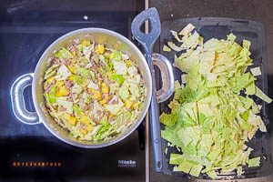 Kartoffeln und die Hälfte des Wirsings hinzugeben und anschließend den Rest nach und nach dazugeben