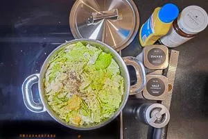 Mit Salz, Zucker, Pfeffer, Muskatnuss, Senf würzen und dann die Brühe dazugeben