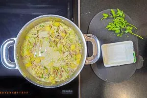 Frischkäse, Petersilie und Parmesan hineingeben und köcheln