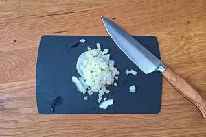 Zwiebeln würfeln.