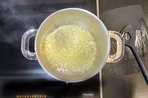 Zwiebeln in Butterschmalz dünsten.