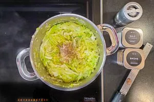 Mit Gemüsebrühe, Salz, Pfeffer und Muskat würzen.