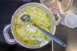 Schmand zugeben und unterrühren.
