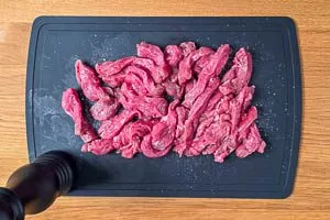 Kalbsschnitzel zuschneiden und salzen.