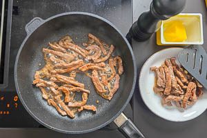 Kalbsfleisch scharf anbraten.