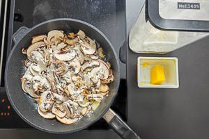 Pilze, Zwiebeln und Knoblauch in Butterschmalz anbraten.