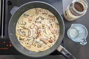 Mit Kalbsfond und Sahne ablöschen.