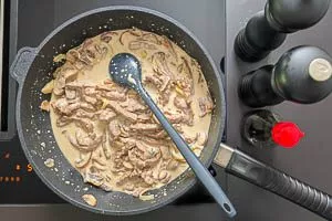 Die Soße mit Salz, Pfeffer, Muskatnuss und Sojasauce würzen.