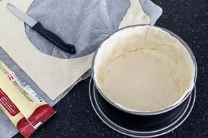 Springform einfetten und mit Blätterteig auskleiden