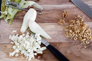 Birne schälen und schneiden und Walnüsse hacken