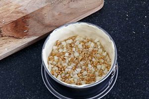 Birnenwürfel und Walnüsse in die Springform geben