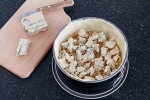 Gorgonzola zerrupfen und darauf verteilen