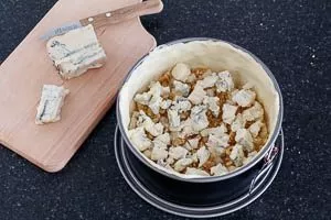 Gorgonzola zerrupfen und darauf verteilen