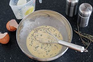 Sahne, Eier, Salz, Pfeffer und Thymian vermischen