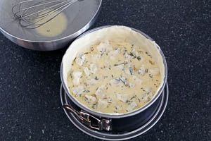 Eier-Sahne-Mischung über die Füllung gießen, Honig darauf verteilen und dann in den Backofen stellen