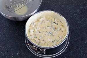 Eier-Sahne-Mischung über die Füllung gießen, Honig darauf verteilen und dann in den Backofen stellen