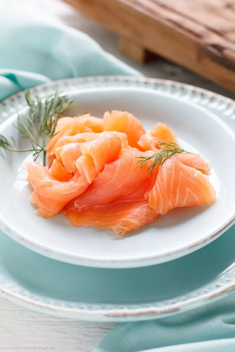 Räucherlachs als aromatische Zutat für den Snack aus Lachs und Blätterteig