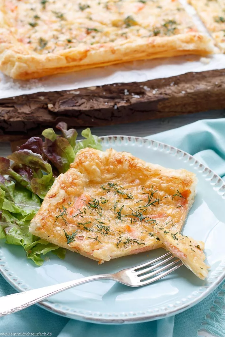 Herzhafte Blätterteig-Pizza mit Lachs