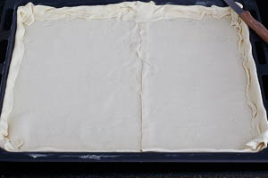 Blätterteig auf dem Backblech auslegen