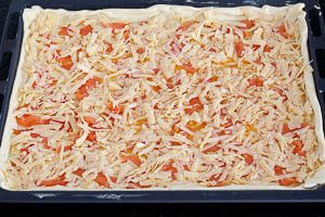 Ei-Käse-Masse über den belegten Blätterteig geben und in den Ofen schieben