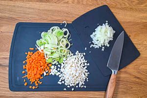 Gemüse für die Bratensoße schneiden