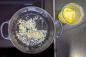Butterschmalz in einem Topf erhitzen