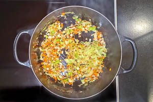 Gemüse im Topf anrösten