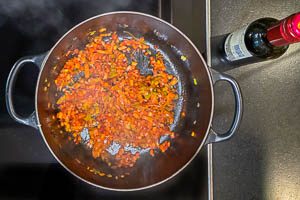 Angeröstetes Gemüse mit Rotwein ablöschen