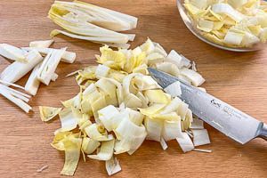 Strunk entfernen und den Chicorée klein schneiden