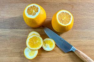 Die Enden der Orangen abschneiden.