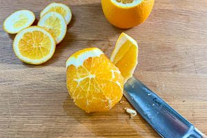 Schale der Orange abschneiden.