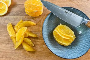 Filets aus den Orangen herausschneiden.