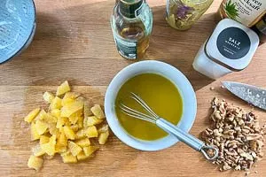 Dressing anrühren und Walnüsse klein hacken