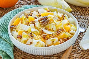 Fertig ist dein Chicorée-Salat!