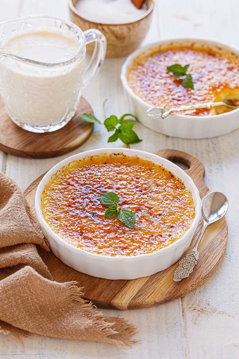 Sahniges Dessert mit knackiger Karamellschicht