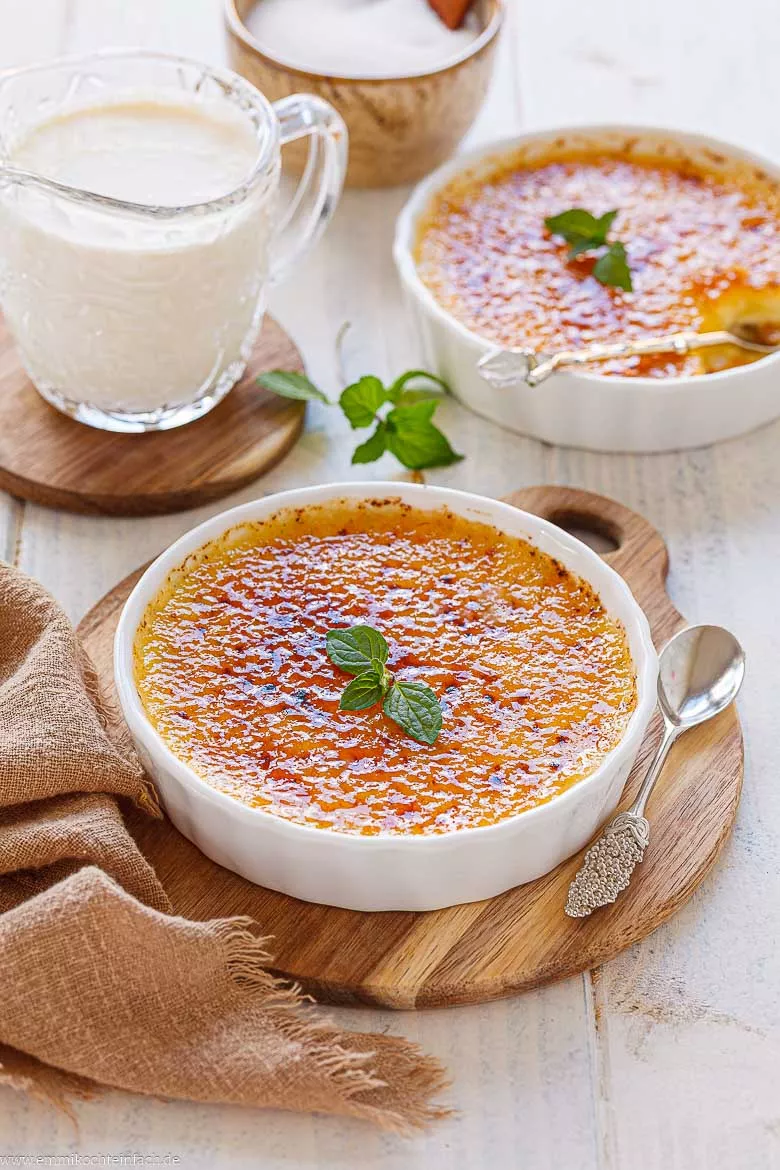 Sahniges Dessert mit knackiger Karamellschicht