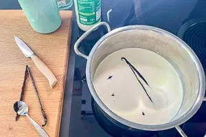 Sahne, Milch, Vanillemark und ausgekratzte Vanilleschote aufkochen und dann ziehen lassen. Danach Vanilleschote entfernen
