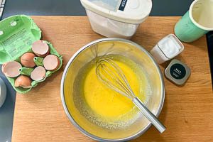 Eigelbe, Zucker und Salz verrühren