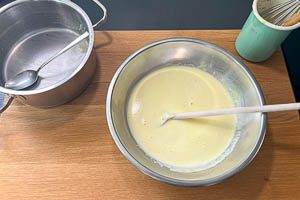 Sahnemischung mit den Eigelben verrühren, ohne es aufzuschlagen