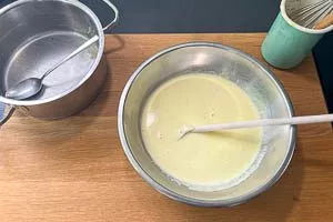 Sahnemischung mit den Eigelben verrühren, ohne es aufzuschlagen