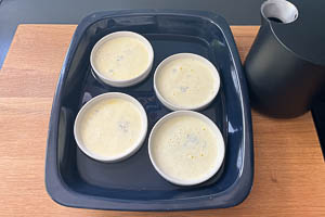 Mischung in Förmchen füllen und in eine mit Wasser gefüllte Auflaufform stellen und im Backofen stocken lassen. Danach auskühlen lassen