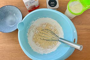 Mehl, Puderzucker, Salz und Eier mischen.