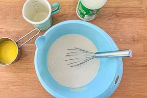 Milch und Wasser unterrühren.