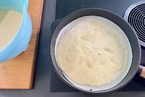 Teig in die Pfanne geben und ausbacken.