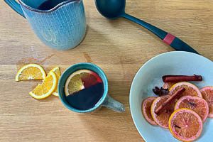 Glühwein durch ein Sieb gießen