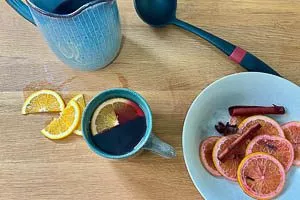 Glühwein durch ein Sieb gießen