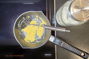 Mehl dazugeben, rühren und anschwitzen bis es goldgelb ist