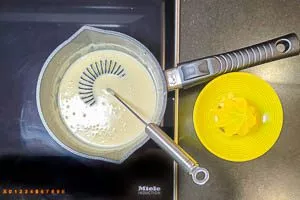 Zitronensaft dazugeben und 10 Minuten köcheln lassen