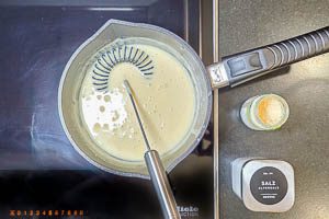 Salz und Meerrettich dazugeben, Hitze reduzieren, Pfeffer dazugeben und abschmecken