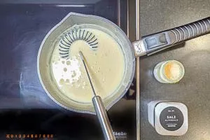 Salz und Meerrettich dazugeben, Hitze reduzieren, Pfeffer dazugeben und abschmecken